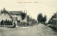 11884 Gezicht op de Openbare Lagere School aan de Nieuwe Veenendaalseweg te Rhenen, met links een stadspomp op de hoek ...